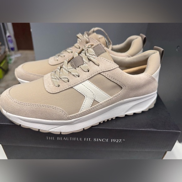 NIB- women’s Naturalizer Beige Sneakers - Picture 2 of 8